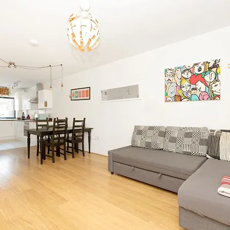 Charming 2Br Flat Near Canary Wharf With Balcony